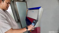Ketika masuk ke hotel di KM 19 ini traveler tidak disambut resepsionis yang akan membantu check-in. Traveler dapat memesan kamar secara mandiri lewat mesin.  