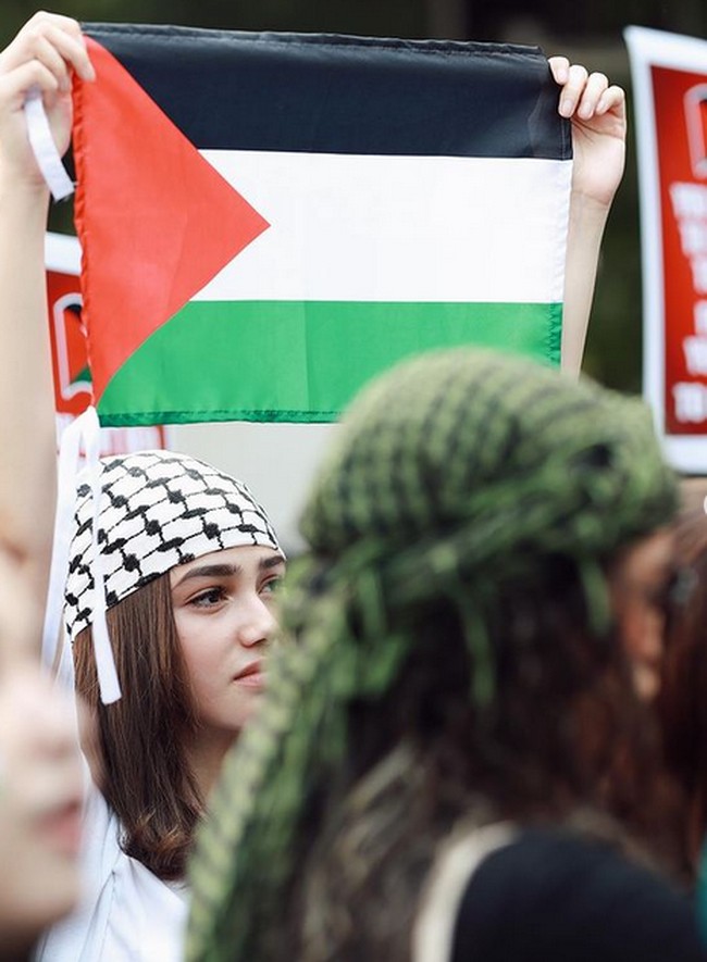 Tampil dengan kaus putih, Syifa Hadju mengikat kepalanya dengan keffiyeh, penutup kepala khas Palestina. Foto: dok. Instagram/@syifahadju