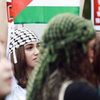 Tampil dengan kaus putih, Syifa Hadju mengikat kepalanya dengan keffiyeh, penutup kepala khas Palestina. Foto: dok. Instagram/@syifahadju