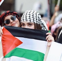Demo membela Palestina terjadi di Kedutaan Besar Amerika Serikat di Jalan Merdeka Selatan, Jakarta Pusat, pada Jumat (20/10/2023). Demo kemudian berlanjut di kantor perwakilan Perserikatan Bangsa-Bangsa (PBB) di kawasan Thamrin, Jakarta Pusat. Tampak sosok cantik Syifa Hadju juga ikut turun ke jalan. Foto: dok. Instagram/@syifahadju