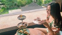 Berlibur ke Bali jadi momen berlibur yang asyik baginya. Menjelang sore hari ia memilih untuk menikmati tea time dengan pemandangan lautan. Foto: Instagram/syifahadju