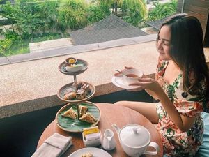 Liburan di Bali, Syifa Hadju Nikmati Tea Time dan Hangout di Beach Club