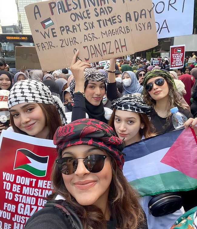 Dalam aksi turun ke jalannya itu, bintang film Catatan Si Boy itu juga berdemo bersama teman-teman lainnya. Foto: dok. Instagram/@novialatas