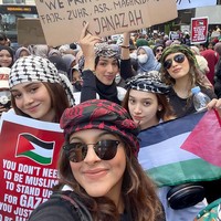 Dalam aksi turun ke jalannya itu, bintang film Catatan Si Boy itu juga berdemo bersama teman-teman lainnya. Foto: dok. Instagram/@novialatas