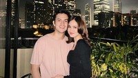 Kemesraan Syifa Hadju dan Rizky Nazar tak malu untuk diumbar ke publik. Saat merayakan ulang tahunnya, pasangan ini tampak mesra menikmati waktu makan malam. Foto: Instagram/syifahadju