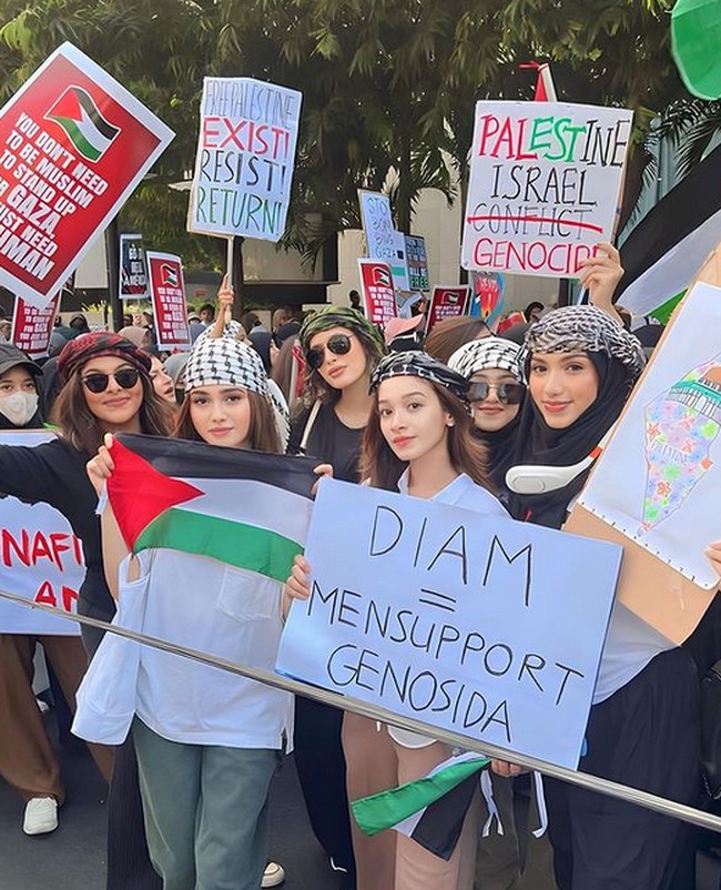 Perang Israel-Palestina menjadi sorotan dunia. Tidak sedikit orang yang membela Palestina, termasuk duo model kakak beradik Gigi dan Bella Hadid. Di Indonesia sendiri, ada Syifa Hadju yang ikut turun ke jalan menyuarakan kepeduliannya dengan Palestina. Foto: dok. Instagram/@novialatas