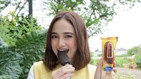Syifa Hadju yang menyukai es krim direkrut menjadi Brand Ambassador untuk sebuah merek es krim. Saat cuaca panas ia menghalau terik matahari dengan sebuah es krim cokelat. Foto: Instagram/syifahadju