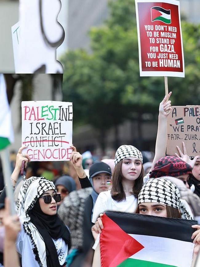 Penampilan Syifa Hadju tersebut disebut mirip dengan Bella Hadid yang juga ikut demo bela Palestina pada 2021 lalu. Foto: dok. Instagram/@galangkumbaraaa