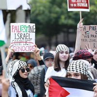 Penampilan Syifa Hadju tersebut disebut mirip dengan Bella Hadid yang juga ikut demo bela Palestina pada 2021 lalu. Foto: dok. Instagram/@galangkumbaraaa