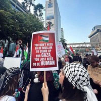 Dalam aksinya itu, kekasih Rizky Nazar itu membawa spanduk berbahasa Inggris yang diterjemahkan menjadi: “Kamu tidak perlu menjadi muslim untuk membela Gaza, kamu hanya perlu menjadi manusia. Foto: dok. Instagram/@syifahadju