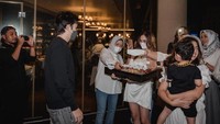 Tak hanya saat ulang tahunnya, ketika Rizky Nazar berulang tahun ia juga menyiapkan hadiah spesial. Kue berukuran jumbo dibawanya sendiri sebagai kejutan untuk kekasih. Foto: Instagram/syifahadju