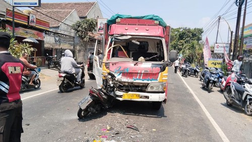 Kecelakaan maut truk dan motor di Jalan Raya Singaraja - Gilimanuk, Buleleng, Senin (23/10/2023) siang.