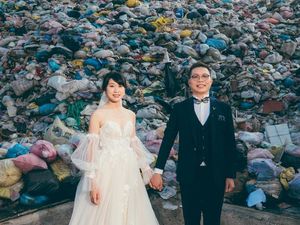 Viral Foto Pasangan Prewedding Pakai Baju Pengantin di Depan Gunung Sampah