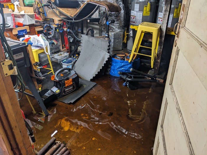 Tamu Airbnb bikin banjir air tinja
