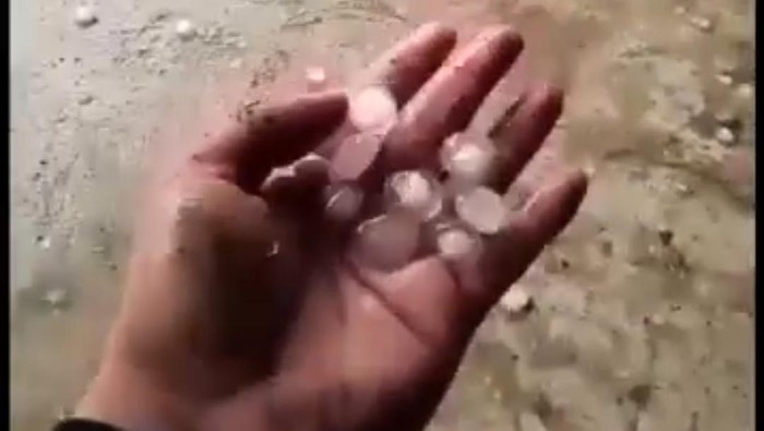 Tangkapan layar video hujan es yang terjadi di Kecamatan Sumberlawang, Sragen, Minggu (22/10/2023) sore.