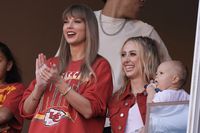 Makin Bucin, Taylor Swift Pakai Gelang Nomor Punggung Travis Kelce