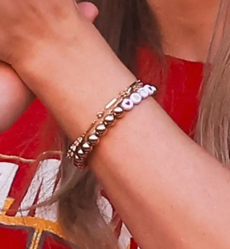Taylor Swift pakai gelang angka '87'.