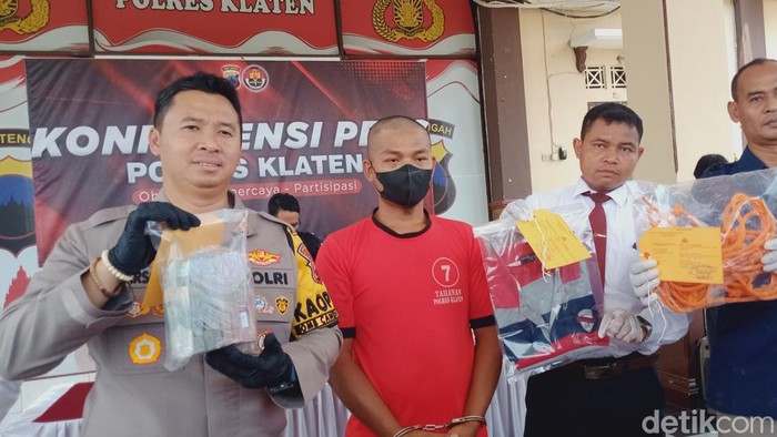 Tersangka H diamankan Polres Klaten bersama barang bukti, Senin (23/10/2023).