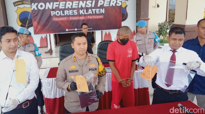 Tersangka kasus pembakaran hutan Perhutani dihadirkan dalam jumpa pers di Mapolres Klaten, Senin (23/10/2023).