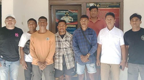 Tiga WNA asal Sekato, Distrik Oecusse, Timor Leste, saat diamankan oleh Satuan Intelkam Polres Belu, NTT, Sabtu (21/10/2023). (Dok Polres Belu)