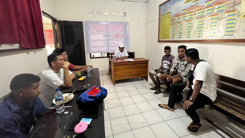 Tiga WNA asal Timor Leste saat diperiksa di Imigrasi Kelas II TPI Atambua, NTT. (Dok. Imigrasi Kelas II TPI Atambua)