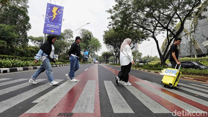 Tiket.com Sambut Liburan Akhir Tahun Gaery Undarsa, Co-Founder dan Chief Marketing Officer, tiket.com melintas di kawasan Senayan, Jakarta Selatan, Senin (23/10/23). Mulai tanggal 25 Oktober 2023 nanti, tiket.com akan kembali gelar Online Tiket Week (OTW) yang bertepatan dengan momen liburan akhir tahun. Lewat program ini, masyarakat dapat memanfaatkan Harga Gledek dengan diskon hingga 50% + 20% khusus pada pukul 17:00 - 21:00 WIB.