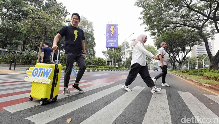 Tiket.com Sambut Liburan Akhir Tahun Gaery Undarsa, Co-Founder dan Chief Marketing Officer, tiket.com melintas di kawasan Senayan, Jakarta Selatan, Senin (23/10/23). Mulai tanggal 25 Oktober 2023 nanti, tiket.com akan kembali gelar Online Tiket Week (OTW) yang bertepatan dengan momen liburan akhir tahun. Lewat program ini, masyarakat dapat memanfaatkan Harga Gledek dengan diskon hingga 50% + 20% khusus pada pukul 17:00 - 21:00 WIB.