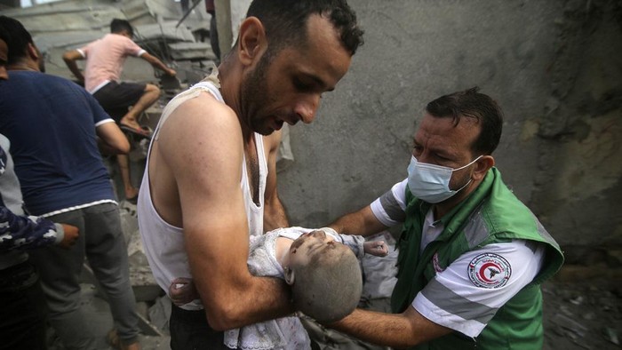 Tim Penyelamat Evakuasi Bayi dari Reruntuhan Bangunan di Gaza Tim penyelamat dan warga terus melakukan evakuasi korban yang tertimbun reruntuhan akibat serangan Israel di Gaza. Di antara korban yang dievakuasi adalah bayi.