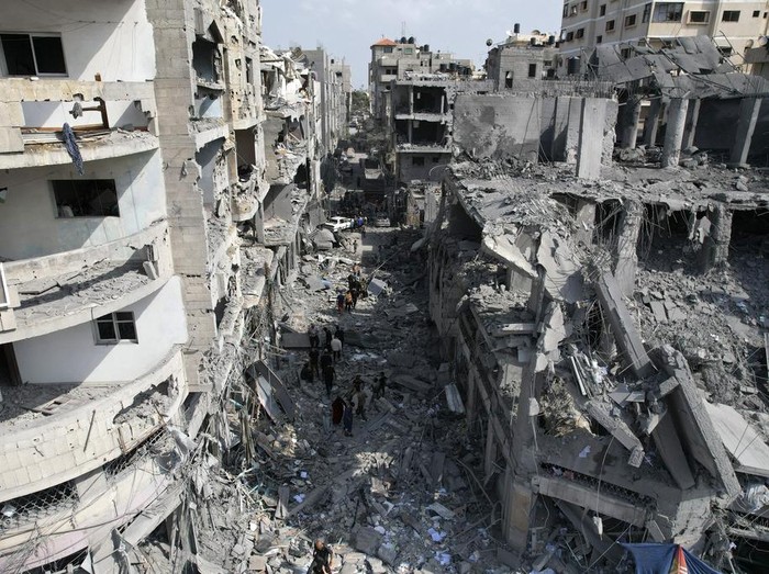 Tim penyelamat dan warga terus melakukan evakuasi korban yang tertimbun reruntuhan akibat serangan Israel di Gaza. Di antara korban yang dievakuasi adalah bayi.