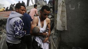 Momen Bayi Korban Serangan Israel Dievakuasi dari Reruntuhan di Gaza