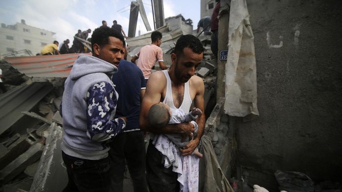 Tim penyelamat dan warga terus melakukan evakuasi korban yang tertimbun reruntuhan akibat serangan Israel di Gaza. Di antara korban yang dievakuasi adalah bayi.