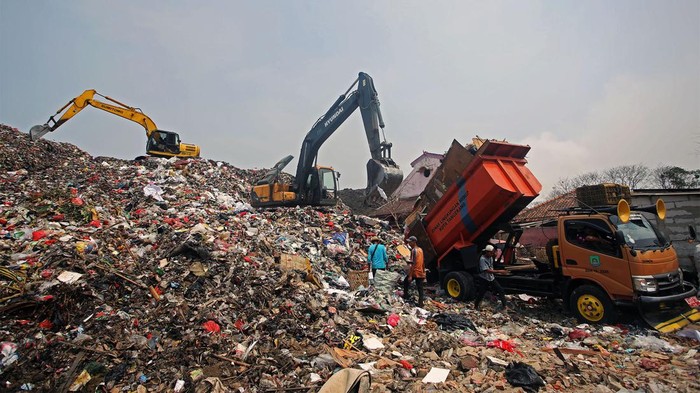 Pekerja dengan menggunakan alat berat merapihkan  sampah di TPA Rawa Kucing, Neglasari, Kota Tangerang, Banten, Minggu (22/10/2023). Meski belum normal aktivitas pembuangan sampah karena musibah kebakaran, pembukaan dilakukan karena untuk menghindari adanya tumpukan sampah rumah tangga dan industri. ANTARA FOTO/Muhammad Iqbal/nz