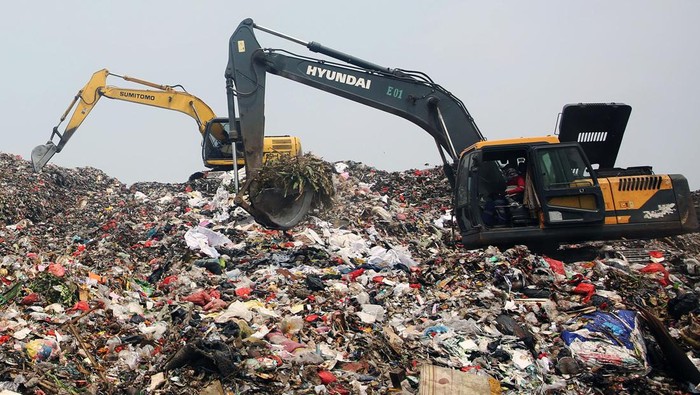 Pekerja dengan menggunakan alat berat merapihkan  sampah di TPA Rawa Kucing, Neglasari, Kota Tangerang, Banten, Minggu (22/10/2023). Meski belum normal aktivitas pembuangan sampah karena musibah kebakaran, pembukaan dilakukan karena untuk menghindari adanya tumpukan sampah rumah tangga dan industri. ANTARA FOTO/Muhammad Iqbal/nz