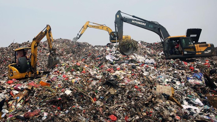 TPA Rawa Kucing Kembali Dibuka Pasca Kebakaran Pekerja dengan menggunakan alat berat merapihkan sampah di TPA Rawa Kucing, Neglasari, Kota Tangerang, Banten, Minggu (22/10/2023). Meski belum normal aktivitas pembuangan sampah karena musibah kebakaran, pembukaan dilakukan karena untuk menghindari adanya tumpukan sampah rumah tangga dan industri. ANTARA FOTO/Muhammad Iqbal/nz