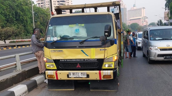 Truk Patah As Roda di Depan Kantor Walkot Jakbar, Lalin Tersendat