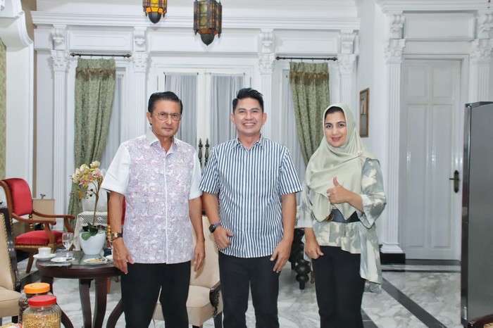 Wakil Ketua MPR Fadel Muhammad menerima kunjungan Ronnie Sianturi, eks vokalis Trio Libels, yang kini terjun ke dunia politik sebagai calon legislatif (caleg) untuk DPR dari daerah pemilihan (Dapil) Gorontalo.
