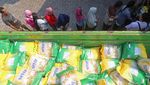 Warga Antre Beras Murah di Kediri