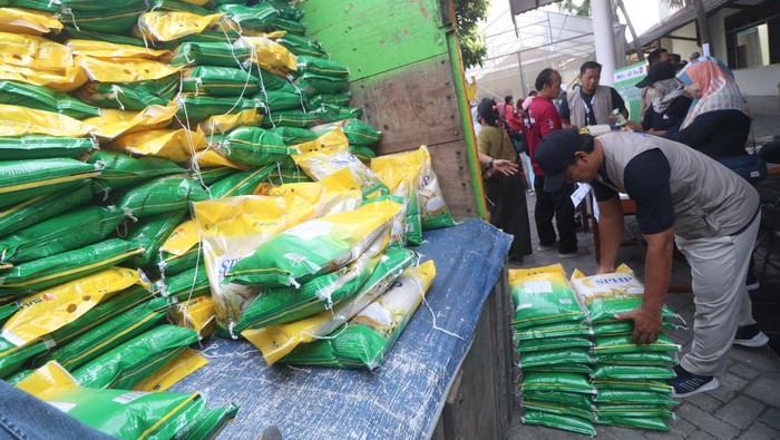 Petugas menata beras program Stabilisasi Pasokan dan Harga Pangan (SPHP) seharga Rp52 ribu per kemasan lima kilogram saat Gerakan Pangan Murah di Kelurahan Bangsal, Kota Kediri, Jawa Timur, Senin (23/10/2023). Badan Pangan Nasional bersama Perum Bulog melaksanakan pengadaan, pengelolaan, dan penyaluran beras murah sebanyak 24 ton di Kota Kediri selama tiga hari sebagai upaya membantu masyarakat mendapatkan kebutuhan beras terjangkau dan berkualitas. ANTARA FOTO/Prasetia Fauzani/foc.