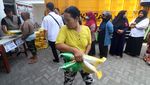 Warga Antre Beras Murah di Kediri