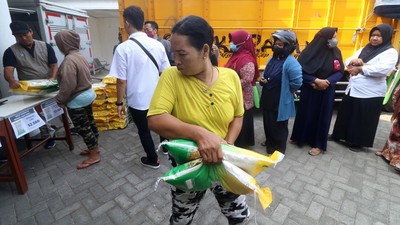 Warga Antre Beras Murah di Kediri
