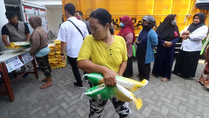 Petugas menata beras program Stabilisasi Pasokan dan Harga Pangan (SPHP) seharga Rp52 ribu per kemasan lima kilogram saat Gerakan Pangan Murah di Kelurahan Bangsal, Kota Kediri, Jawa Timur, Senin (23/10/2023). Badan Pangan Nasional bersama Perum Bulog melaksanakan pengadaan, pengelolaan, dan penyaluran beras murah sebanyak 24 ton di Kota Kediri selama tiga hari sebagai upaya membantu masyarakat mendapatkan kebutuhan beras terjangkau dan berkualitas. ANTARA FOTO/Prasetia Fauzani/foc.