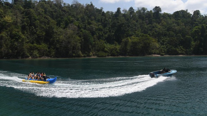 Pengunjung berwisata di Pantai Undaro, Desa Bete-bete, Kabupaten Morowali, Sulawesi Tengah, Minggu (22/10/2023). Wisata yang berada di kawasan lingkar tambang tersebut ramai dikunjungi wisatawan dan menjadi salah satu pusat berlibur bagi pekerja tambang Nikel di daerah tersebut dan keberadaannya meningkatkan pendapatan UMKM desa setempat. ANTARA FOTO/Mohamad Hamzah/nz.