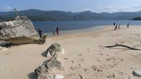 Pulau yang ditempuh dengan menggunakan jasa taksi laut dengan waktu sekitar 15 menit tersebut ramai pengunjung saat akhir pekan.