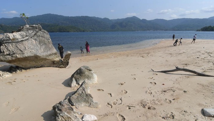 Pengunjung menikmati suasana pantai berpasir putih di Pantai Kandapute, Kabupaten Morowali, Sulawesi Tengah, Minggu (22/10/2023). Pulau yang ditempuh dengan menggunakan jasa taksi laut dengan waktu sekitar 15 menit tersebut ramai pengunjung saat akhir pekan. ANTARA FOTO/Mohamad Hamzah/nz.