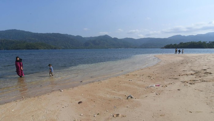 Wisata Pulau Kandapute Pengunjung menikmati suasana pantai berpasir putih di Pantai Kandapute, Kabupaten Morowali, Sulawesi Tengah, Minggu (22/10/2023). Pulau yang ditempuh dengan menggunakan jasa taksi laut dengan waktu sekitar 15 menit tersebut ramai pengunjung saat akhir pekan. ANTARA FOTO/Mohamad Hamzah/nz.