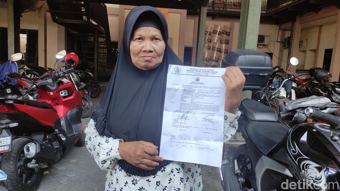 Wiwik Winarti menunjukkan surat pemanggilan dari Satpol PP Sidoarjo.