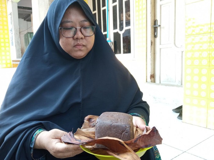 Yani (37) warga Kelurahan Panjunan Kota Cirebon yang masih menjalani usaha pembuatan terasi