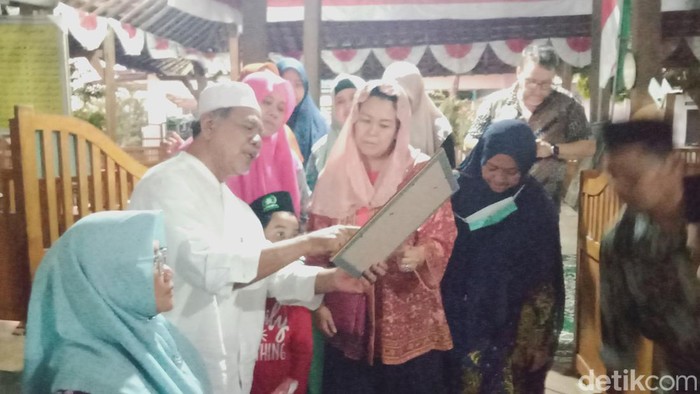 Yenny Wahid berziarah ke makam KH Rifai Imam Puro atau Mbah Lim di PP Al Muttaqien Pancasila Sakit, Sumberjo, Karanganom, Klaten, Senin (23/10/2023).