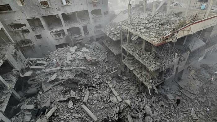 Berdasarkan data pemerintah Hamas, lebih dari 181.000 unit rumah rusak. Total 20 ribu rumah diantaranya hancur total.