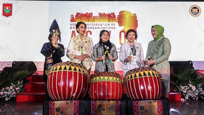 Kongres Wanita Indonesia (Kowani) resmi membuka ACWO Forum dan Expo 2023 di gedung SMESCO, Jakarta, Selasa (24/10). Pembukaan dihadiri oleh Menteri Perempuan dan Anak Gusti Ayu Bintang Darmawati.